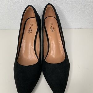 HEEL THE WORLD WOMEN'S SHOES. SIZE: 9 BLACK SUEDE BLOCK HEELS POINTED TOE